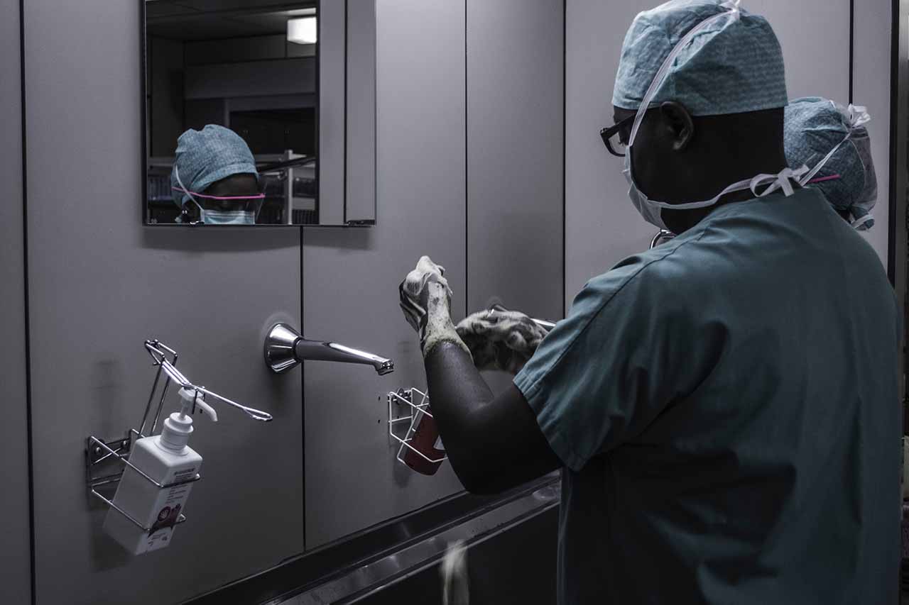 Surgeon preparing for the operating room